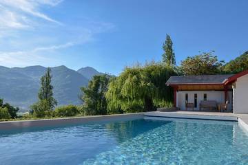 Location de vacances pour 12 personnes, avec piscine et jardin ainsi que jacuzzi et sauna à Saint-Savin (Hautes-Pyrénées)