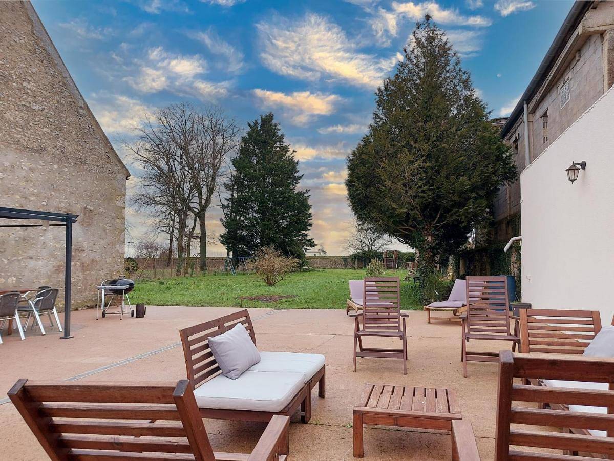 Seven-Bedroom House in Ouarville, Région de Chartres