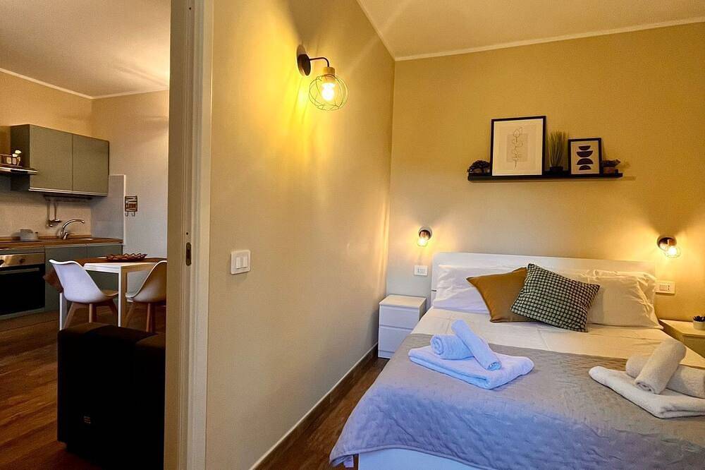 Apartamento entero, A 5-minute walk from the sea and the station, La Casetta is comfortable and cozy. in Ladispoli, Provincia de Roma