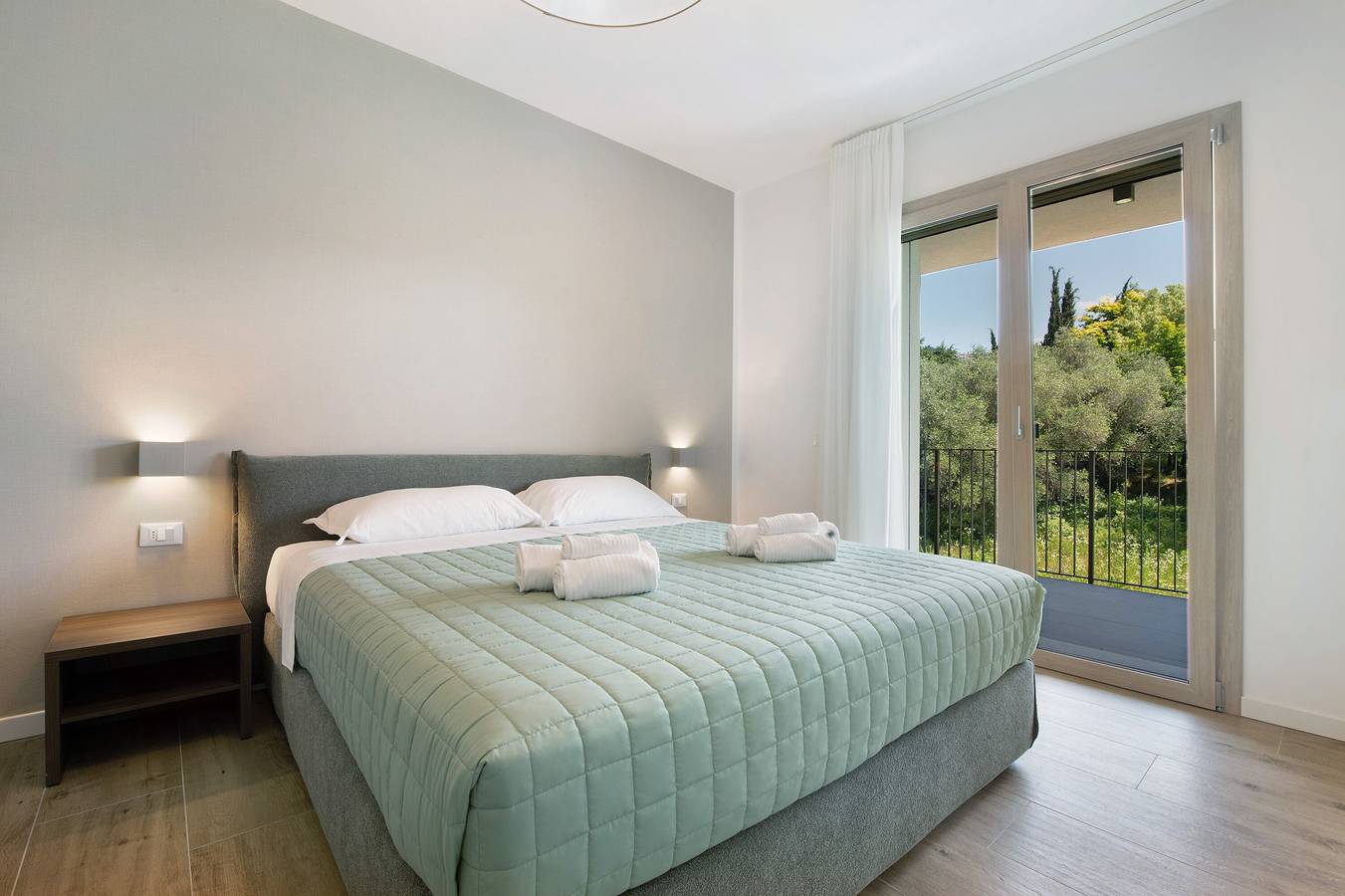 Entire apartment, Apartment 'Eleonora C1' with Shared Pool, Private Terrace, and Air Conditioning in Garda, Garda Mountains