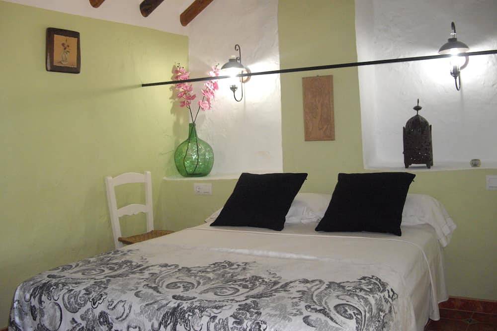 Country House with large Pool  and Stunning Views. Near the Historic Iznajar in Iznájar, Córdoba Province