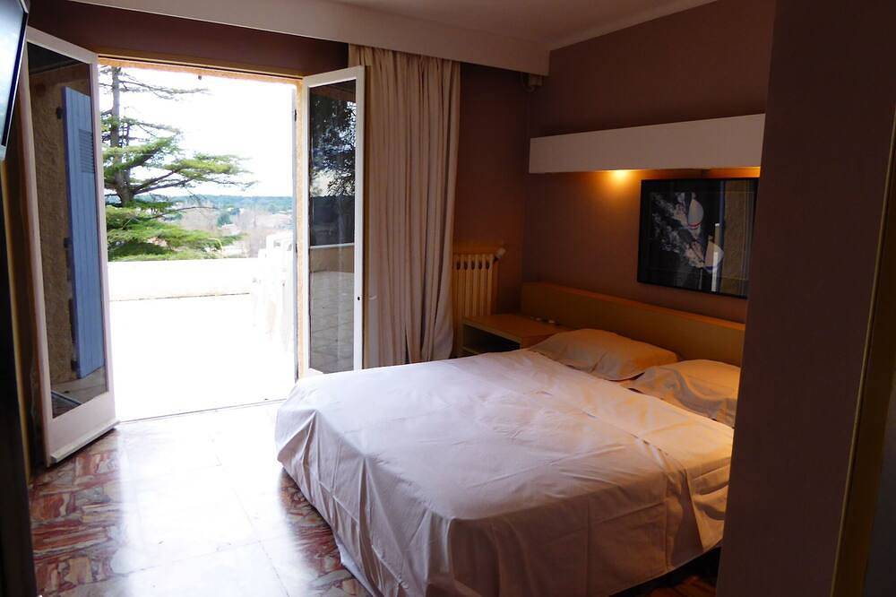 House 180 m2 with panoramic views of the village and the surrounding mountains in Aups, Brignoles region