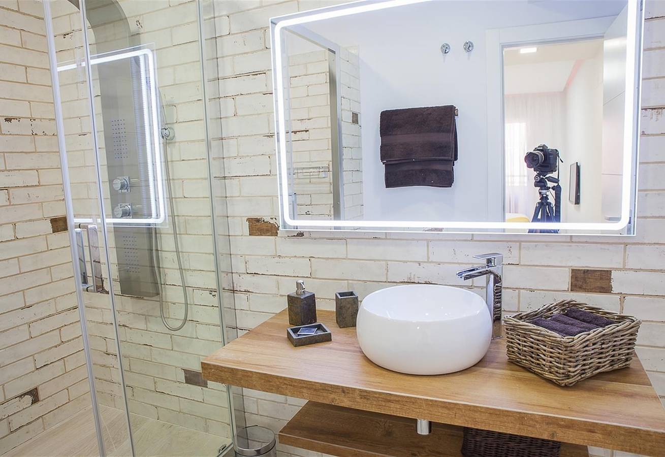 Ολόκληρο το διαμέρισμα, Luxury 100m² Sea View Apartment with Pool, Wi-Fi & Terrace in Benalmádena Costa, Benalmádena