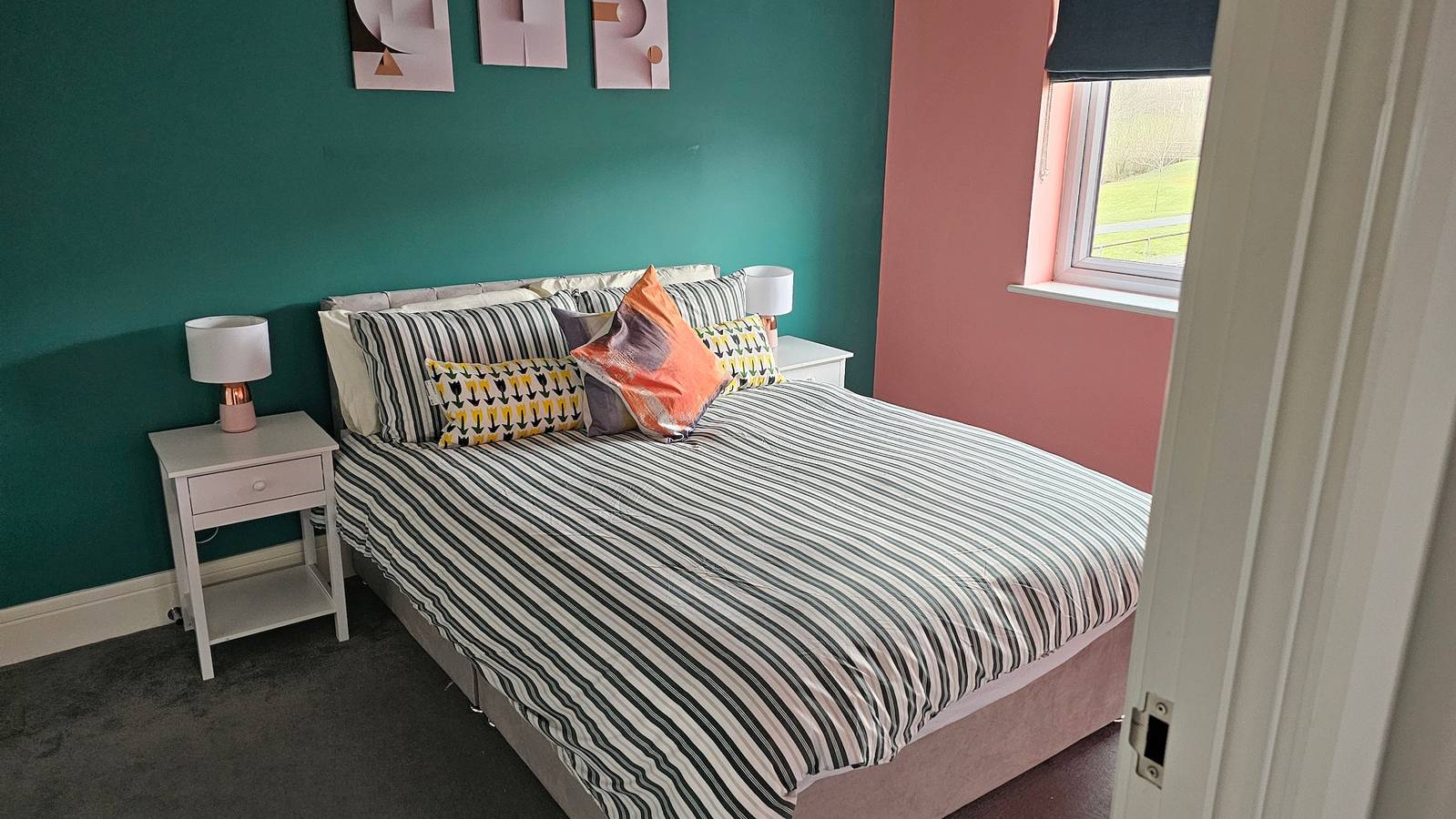 House Sleeps 8 with Wifi in Corby, Northamptonshire