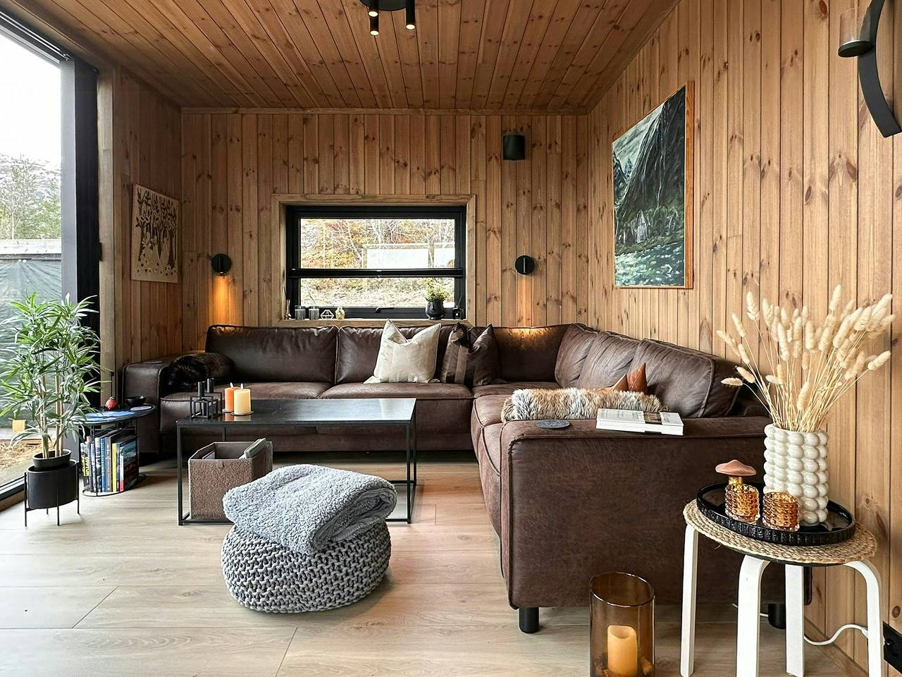 Eine Hütte inmitten der Stille und Ruhe der Berge in Stryn