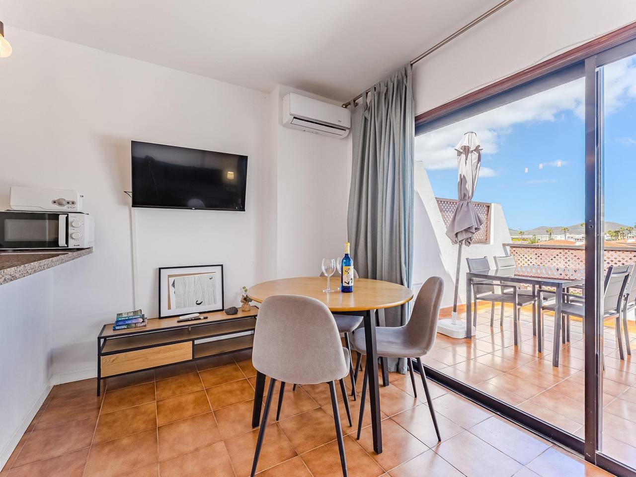 Apartamento vacacional entero, Apartamento junto a la playa con piscina, balcón y WiFi in Las Adelfas, San Miguel de Abona