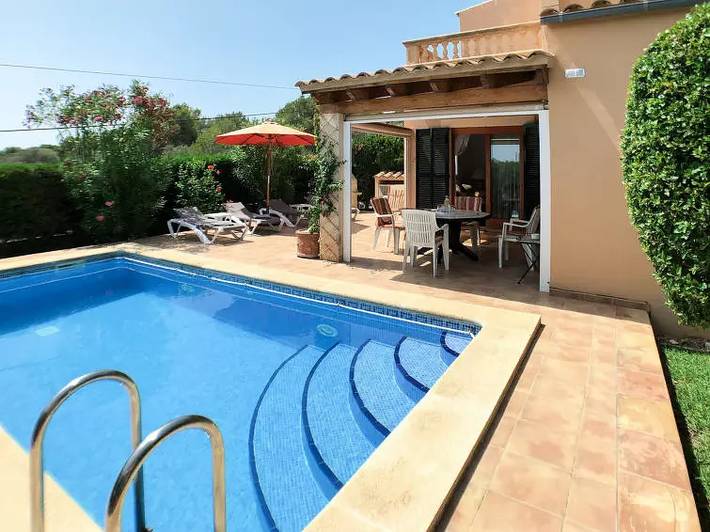 Finca für 4 Personen, mit Terrasse und Garten sowie Pool in Cala Mendia
