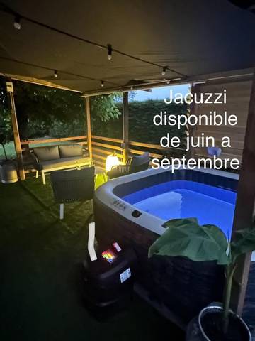 Gîte pour 9 personnes, avec jacuzzi et jardin à Varetz