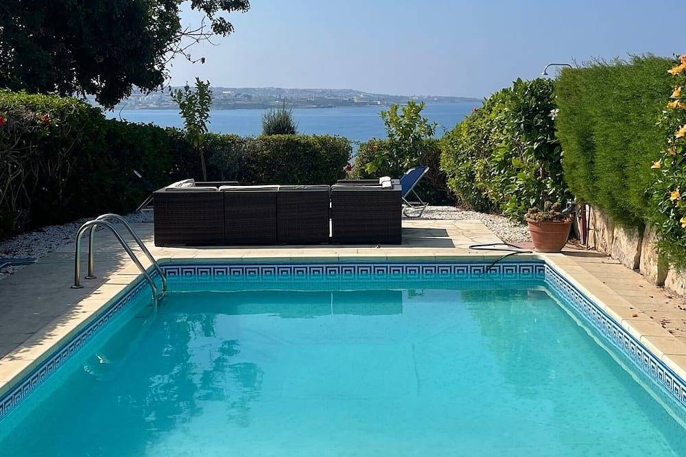 Endless seaviews and private pool -- and a stroll to Coral Bay! in Peyia, Südzypern