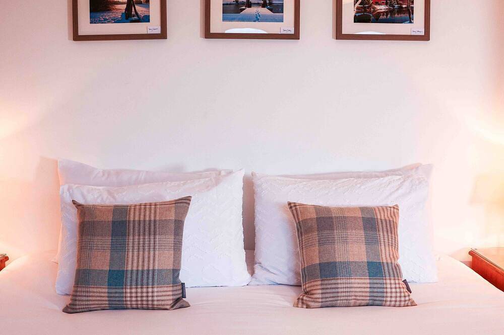 Pet friendly lakeside cottage with private hot tub, onsite golf course & cafe in Bedford