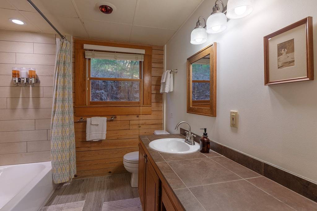 Log Cabin for 6 Guests in Wimberley, Hays County