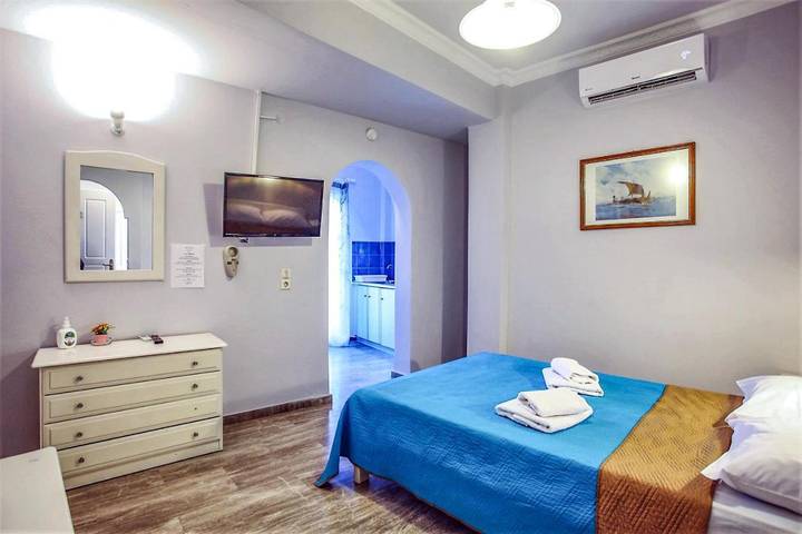 Chambre d’hôte pour 2 personnes, avec balcon ainsi que piscine et jardin à Santorin - 4