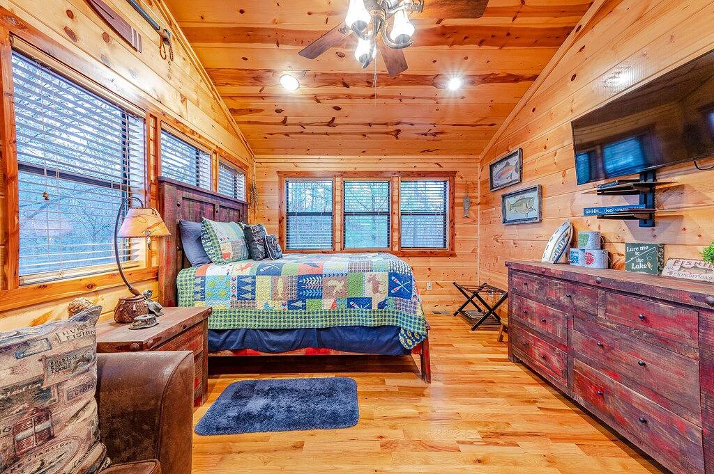 On A Whim ist eine luxuriöse Blockhütte, in der für jeden etwas dabei ist in Broken Bow, Broken Bow Lake