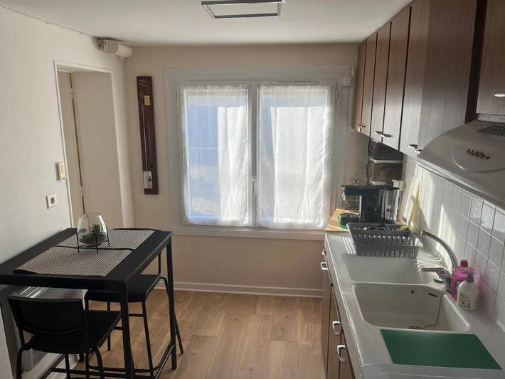 Gîte pour 2 personnes, avec jardin ainsi que vue et terrasse à Saint-Germain-Lembron - 3