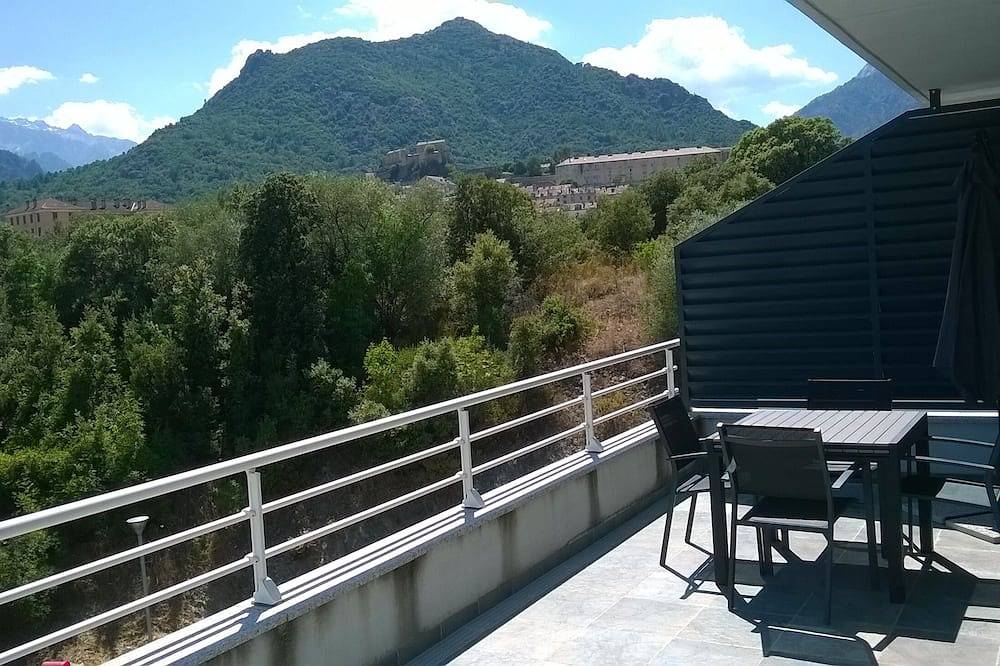 Entire apartment, Bright 3-room apartment with mountain view and beautiful terrace + parking in Corte, Parc naturel régional de Corse