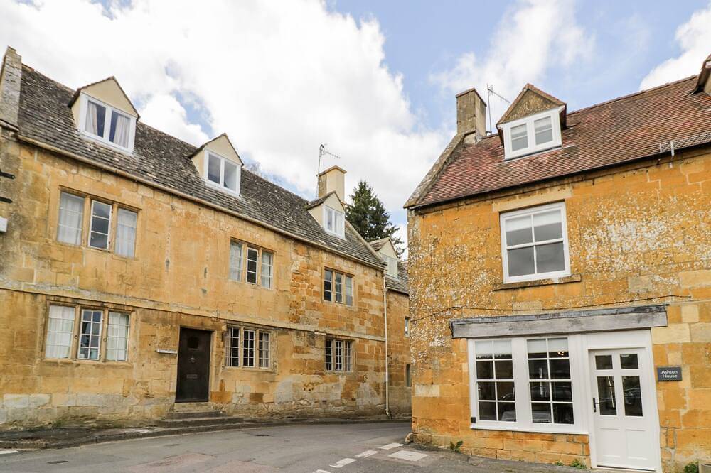 Ashton House, pet friendly, character holiday cottage in Blockley in Blockley, Gloucestershire