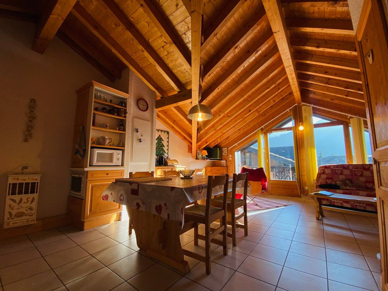 Entire apartment, Bright apartment in central Samoëns with parking in Samoëns, Bonneville region