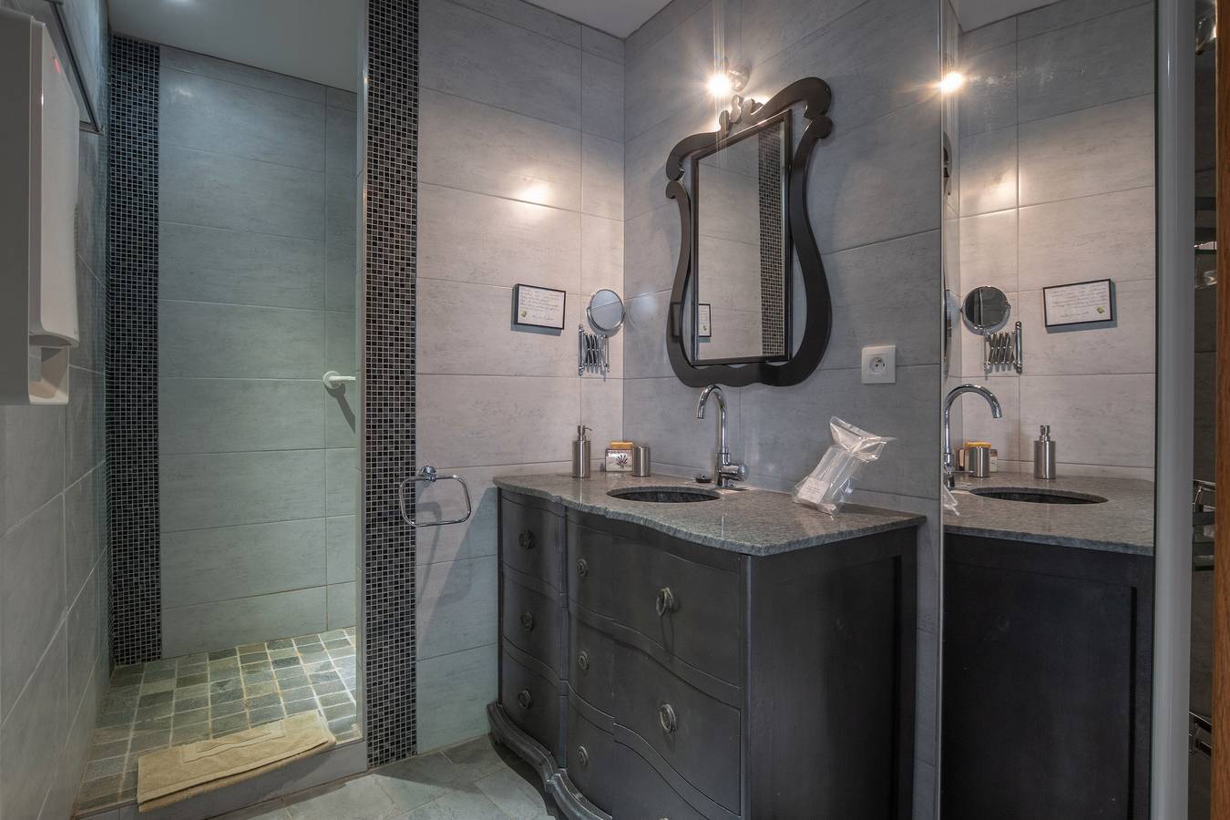 Habitación 'La Peireta-Romantique' con piscina compartida, Wi-Fi y aire acondicionado in Saint-Alban-Auriolles, Ardèche