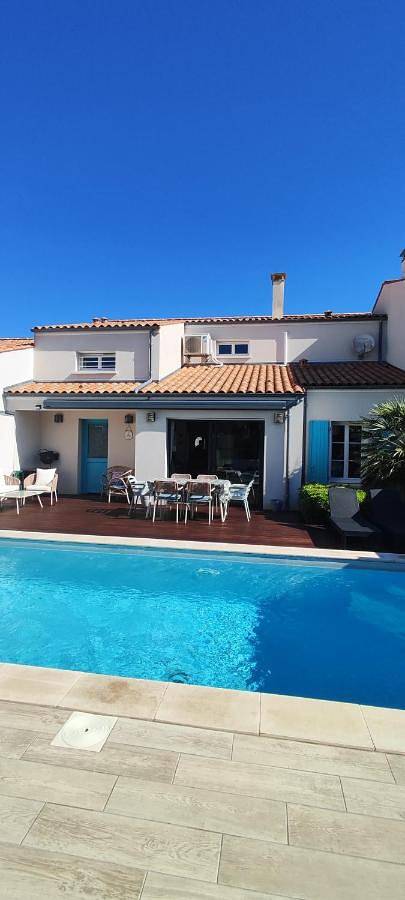 Location de vacances pour 6 personnes, avec jardin et piscine à Arces