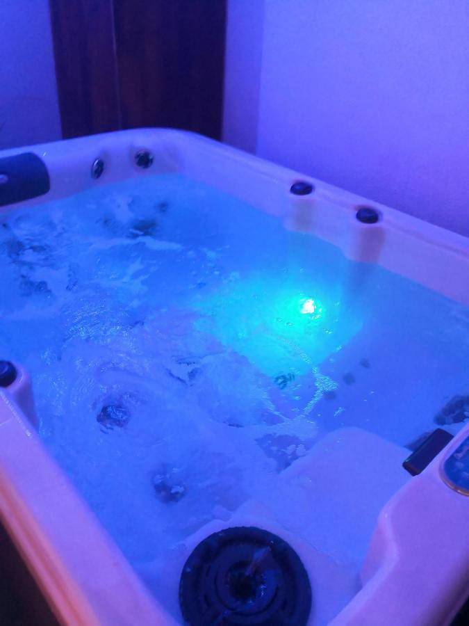 Maison avec jacuzzi in Saint-Mitre-les-Remparts, Côte méditerranéenne (France)