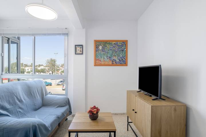 Entire apartment, Valdelagrana Beach & Pool Apartment with Shared Pool, Private Terrace, and Wi-Fi in Playa de Valdelagrana (El Puerto de Santa María), El Puerto de Santa María