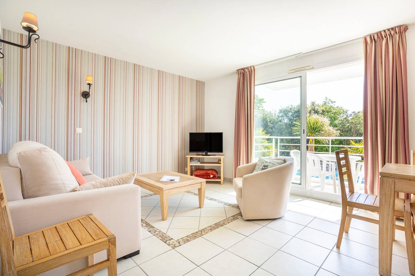 Appartement entier, Appartement 'Beg Meil Centre, 300 M De La Plage' avec piscine partagée, jardin partagé et Wi-Fi in Fouesnant, Côte de Cornouaille