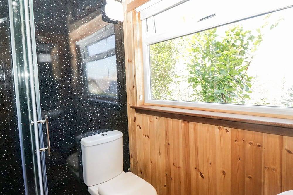 Blackbrae Cabin, romantic, luxury holiday cottage in Coatbridge in North Lanarkshire