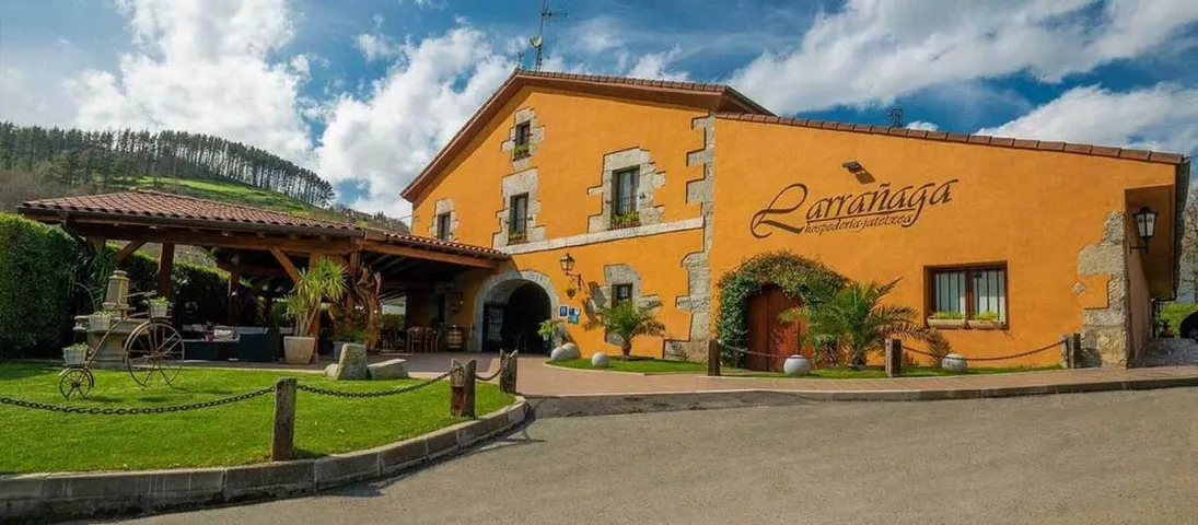 Hotel para 2 personas, con vistas además de terraza y jardín - 1