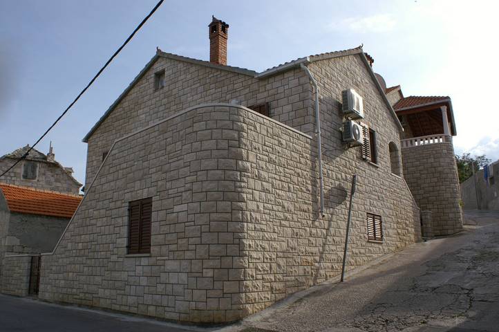 Ganze Wohnung, 2-Zimmer-Ferienwohnung mit Terrasse und Meerblick Postira, Brac -b in Postira, Brac