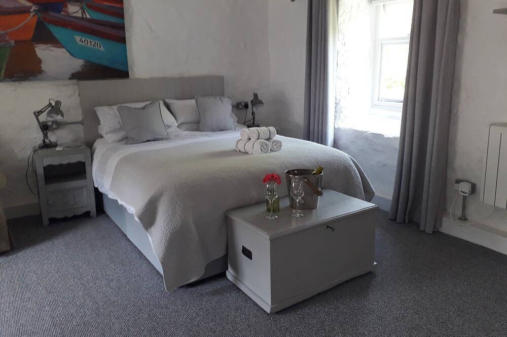 Stylish B & B studio with parking 3 miles from St Ives in Cornwall