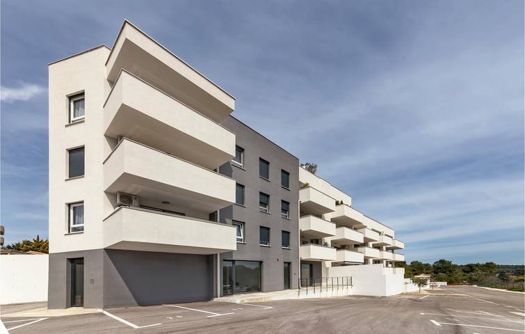 Ganze Ferienwohnung, Gemütliche 1-Zimmer-Wohnung mit Terrasse, 1000 m vom Strand Bijela entfernt in Podlokva, Premantura