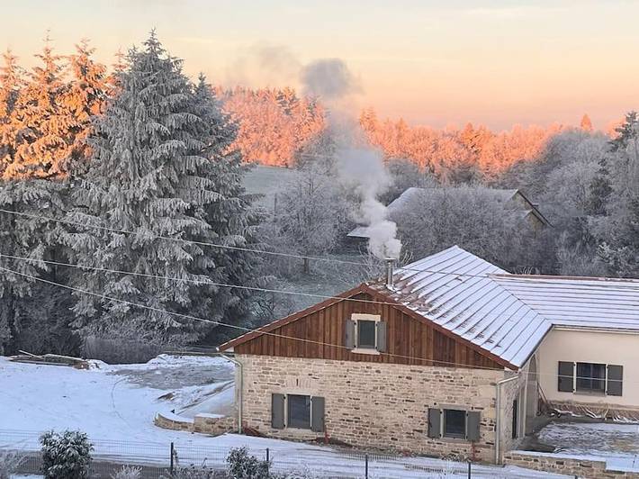 Location de vacances pour 8 personnes, avec piscine et jacuzzi ainsi que sauna et jardin à Hadol
