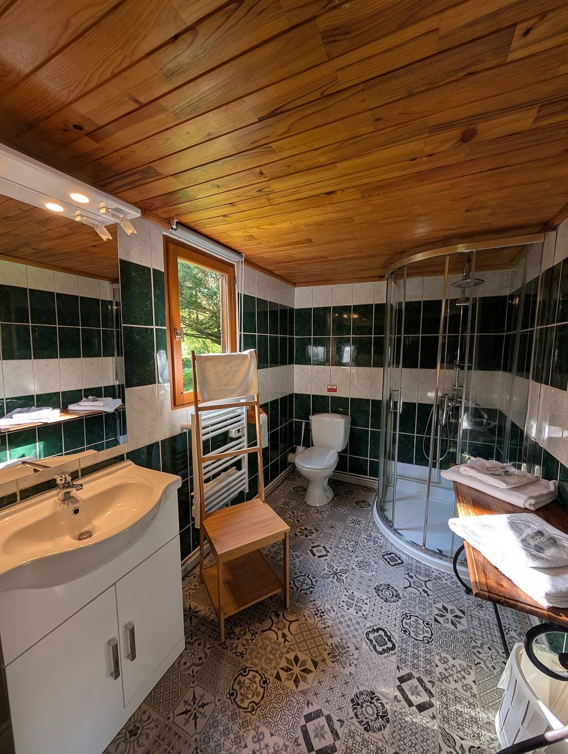 Caravane « Chalet Bouton d'Or » avec piscine partagée in Vaulnaveys-le-Bas, Isère