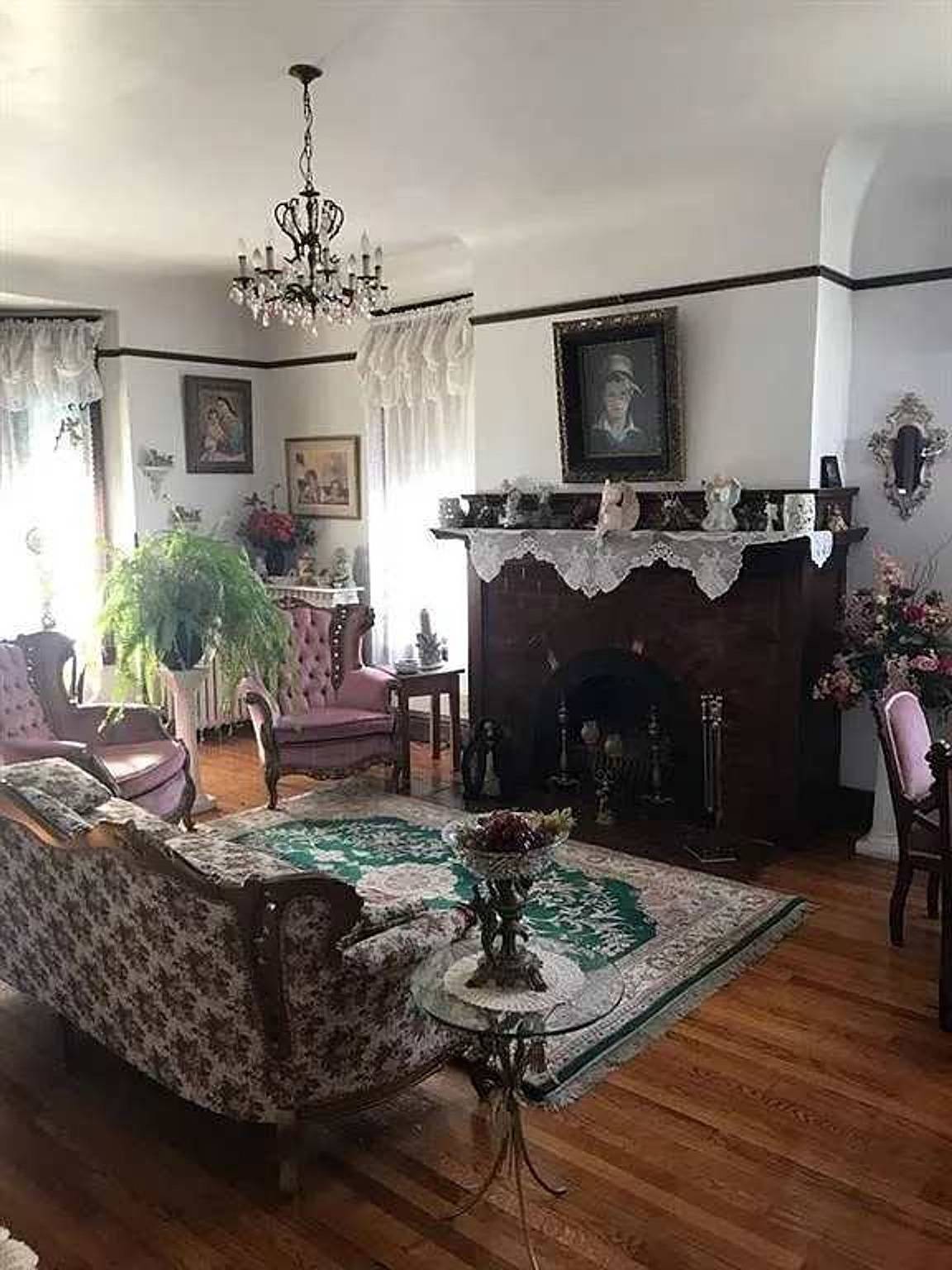 The Lamp Post Manor, 5Br Historic Gem in Danville in Bermellón (desambiguación)