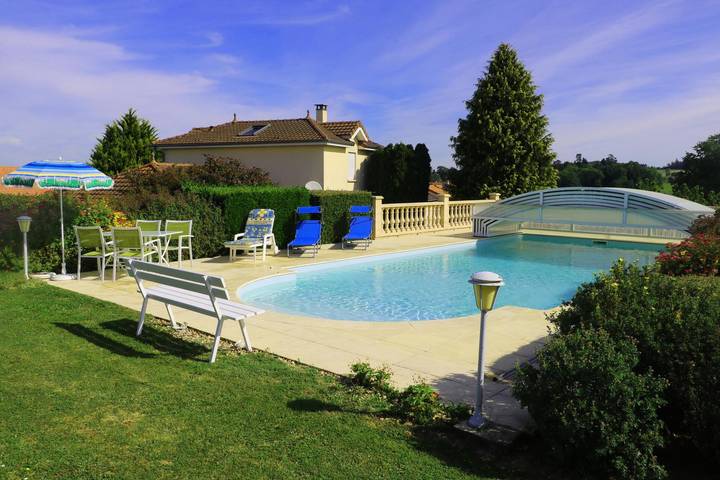Gîte pour 4 personnes, avec Terrasse ainsi que Jardin et Piscine