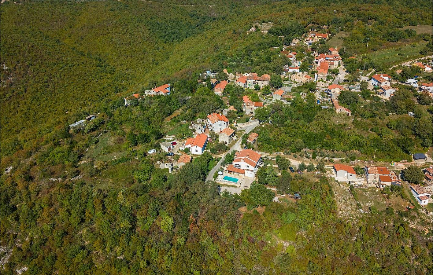 Appartement moderne d'une chambre avec piscine, Wi-Fi et parking près du centre-ville in Raša, Côte Est de l'Istrie