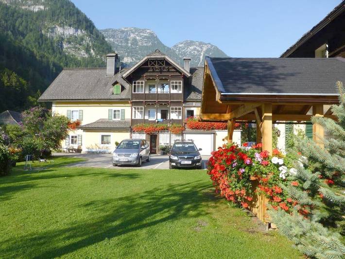 Ferienwohnung für 3 Personen, mit Balkon und Terrasse sowie Garten und Seeblick in Obertraun