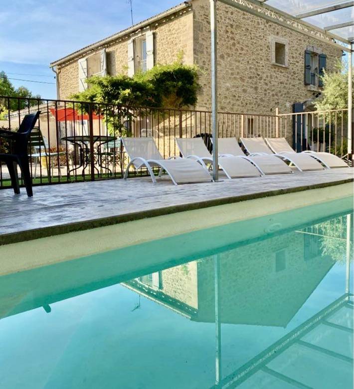 Gîte pour 11 personnes, avec terrasse ainsi que piscine et jacuzzi, animaux acceptés