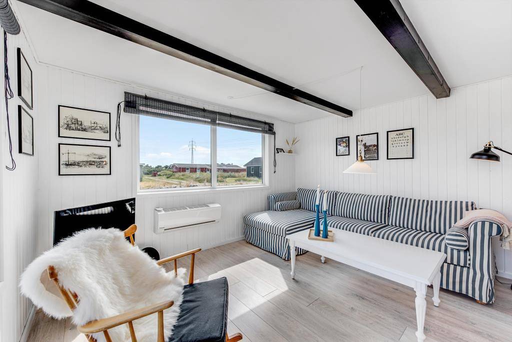 Moderne, renoveret sommerhus med brændeovn tæt på Lyngvig Fyr in Nørre Lyngvig, Hvide Sande