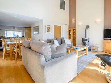 Log Cabin for 9 People in The Cotswolds, South West England, Photo 4