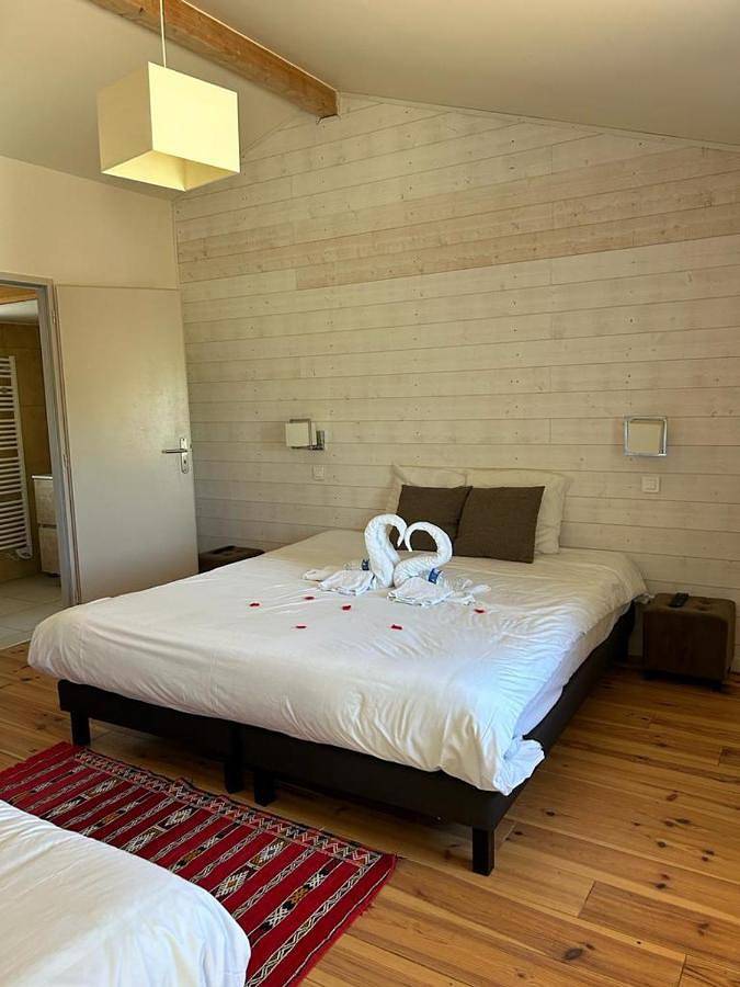 Location de vacances pour 5 personnes, avec Terrasse et Jacuzzi ainsi que Jardin et Piscine à Clermont-Dessous
