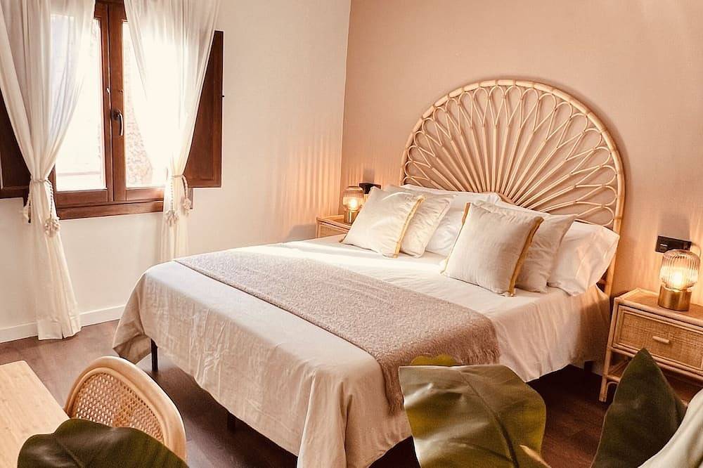 Villa 'Valeria, Casa Cueva 1748' with Private Terrace, Wi-Fi and Air Conditioning in Requena, Valencia Province