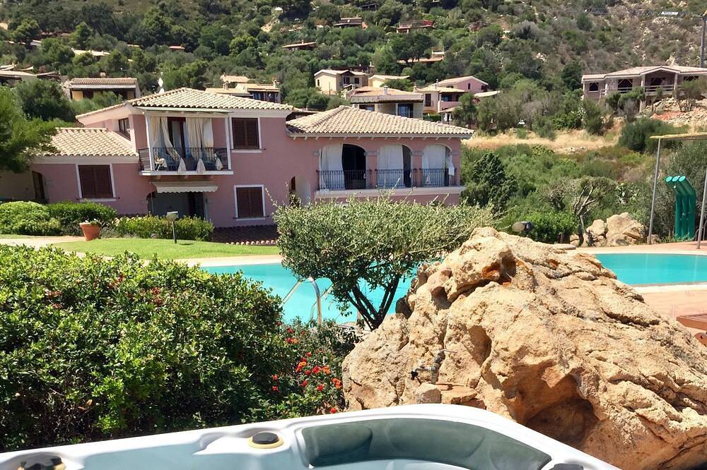 Ganze Wohnung, Panorama Seaview Apartment, 5 Minuten vom Strand entfernt, Pool, gratis Wifi, Klimaanlage in Lu Fraili di Sopra, San Teodoro