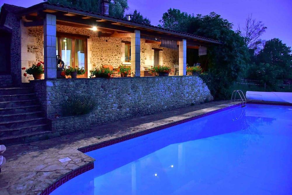 Beautiful Dordogne Rural Cottage in Manzac-sur-Vern, Périgord Blanc