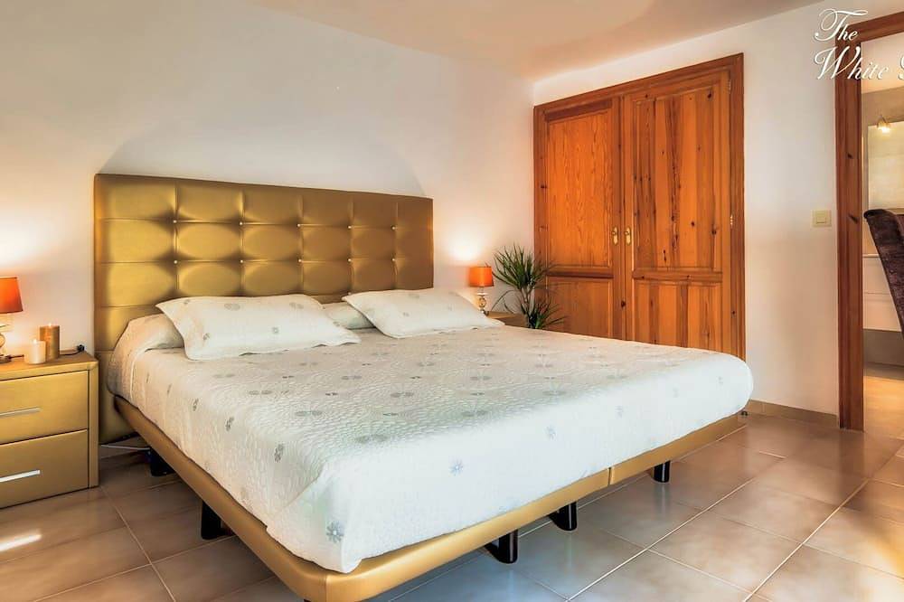 White Rock Villa with breathtaking views and pool in Colera, Alt Empordà