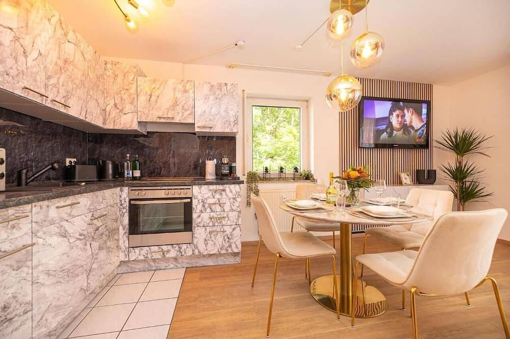 Ganze Wohnung, Luxx Home Bc, Zentral - für 4 Personen-Balkon-Parken-voll ausgestattete Küche in Biberach an der Riß, Oberschwaben