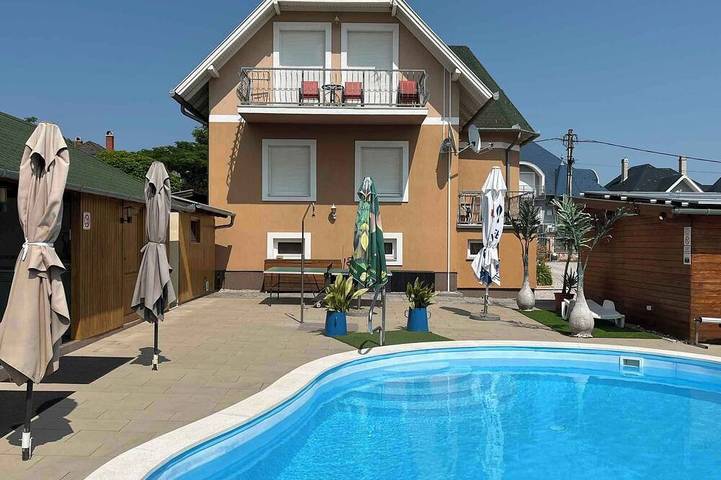 Ferienwohnung für 3 Personen, mit Pool und Garten in Gyenesdias