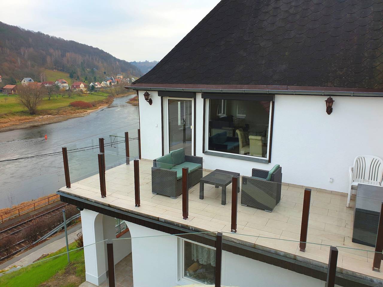 Ganze Ferienwohnung, Elbblick große Loftwohnung mit Terasse Sauna und Kamin in Königstein, Elbsandsteingebirge