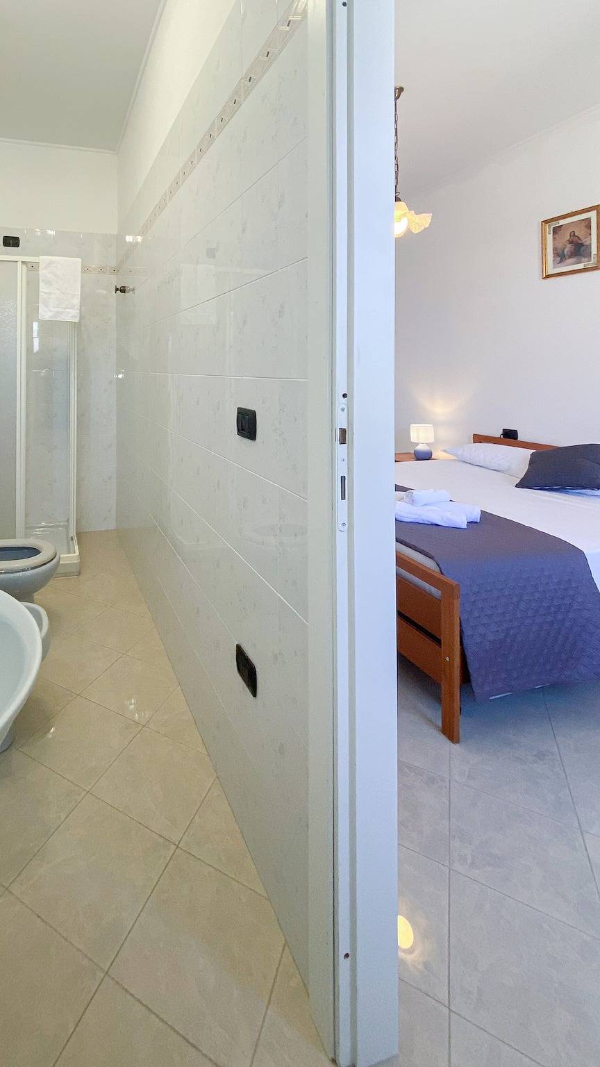 Camera matrimoniale con bagno privato e vista mare in Gonnesa, Iglesiente