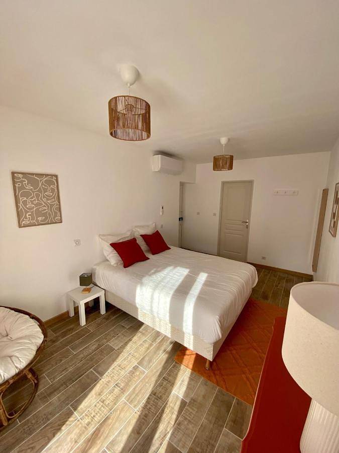 Location de vacances pour 2 personnes, avec piscine et jardin ainsi que terrasse et jacuzzi à Prissac - 3